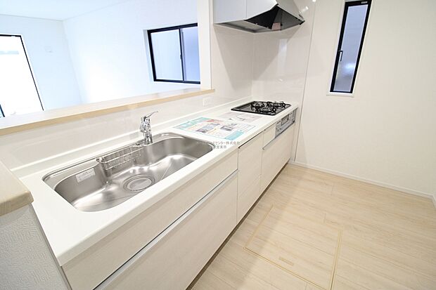 収納力豊富、爽やかなシステムキッチンを用意しております。さっと拭き取るだけで汚れが簡単にとれますので、キッチンスペースをいつでもすっきりとお使い頂けます。