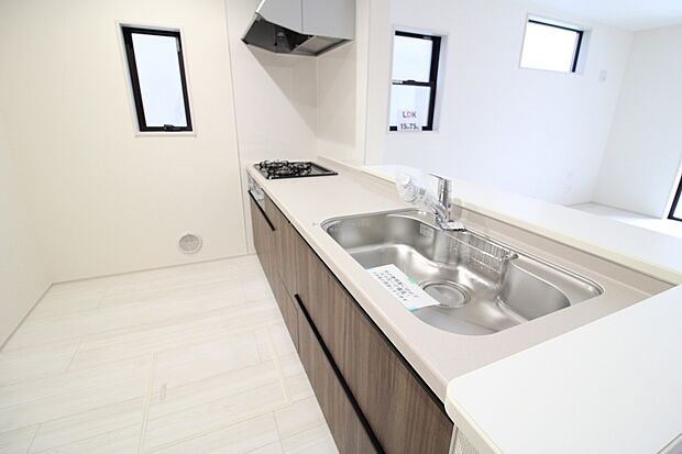 大容量の収納スペースは取り出しやすく、しまいやすいスライドタイプ、大きな鍋などの調理器具や、調味料も出し入れしやすいですね。