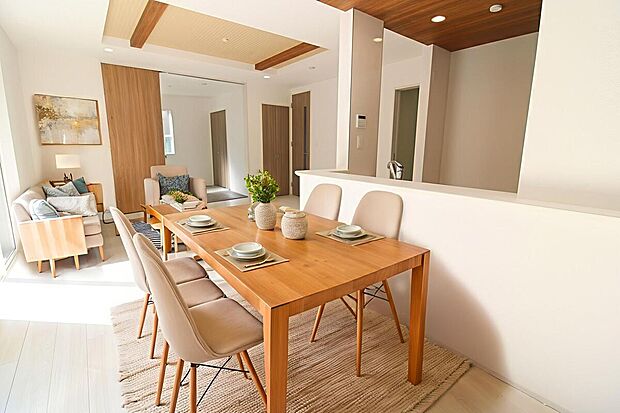 スタイリッシュな印象のリビングです。ホームパーティのお客様が増えても、これだけ広いリビングなら大丈夫♪※家具をCGで加工しています。家具付き販売ではございません。