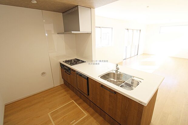 収納力豊富、爽やかなシステムキッチンを用意しております。さっと拭き取るだけで汚れが簡単にとれますので、キッチンスペースをいつでもすっきりとお使い頂けます。