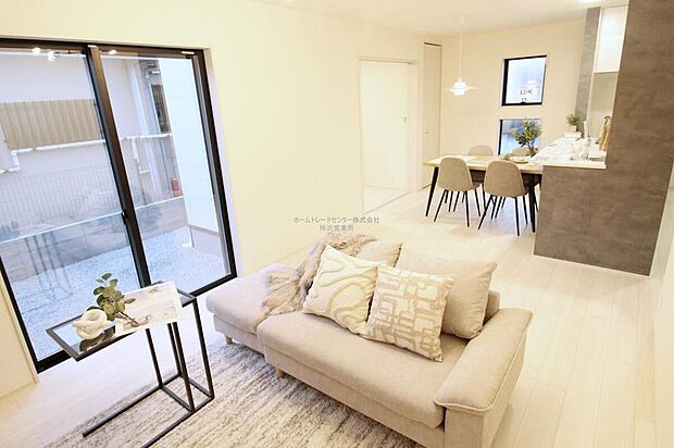 広々とした開放感あふれるリビングです。ご家族でインテリアのレイアウトを考えるのも楽しみになりそうです。