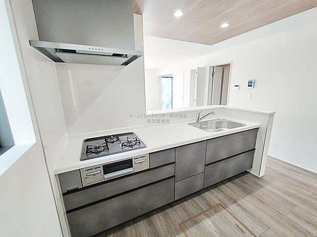 大容量の収納スペースは取り出しやすく、しまいやすいスライドタイプ、大きな鍋などの調理器具や、調味料も出し入れしやすいですね。