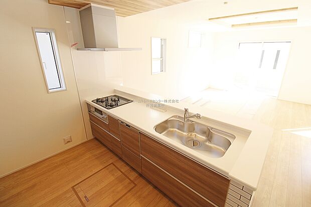 収納力豊富、爽やかなシステムキッチンを用意しております。さっと拭き取るだけで汚れが簡単にとれますので、キッチンスペースをいつでもすっきりとお使い頂けます。