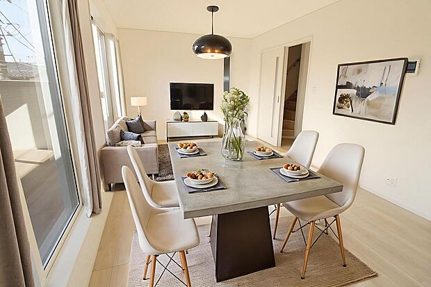 ２階をリビングにすることで、陽当たりが良くなり、人目も気にならずプライバシーを確保することが出来ます。※家具をCGで加工しています。家具付き販売ではございません。