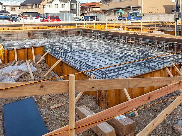 立ち上がりと底面全体が一体の鉄筋コンクリート造（仕上がり幅150ｍｍ・底盤厚150ｍｍ）。「不同沈下」や「地面からの湿気」に対する有効な措置と言えます。