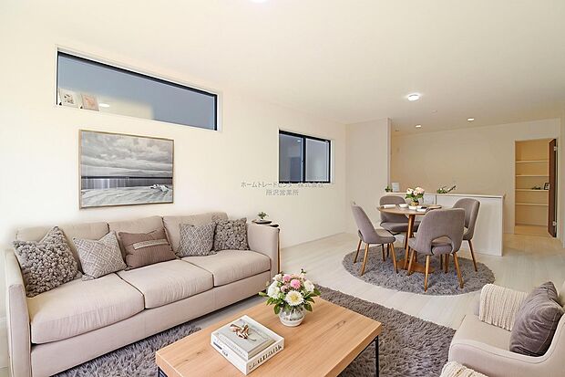 広々とした開放感あふれるリビングです。ご家族でインテリアのレイアウトを考えるのも楽しみになりそうです。※家具をCGで加工しています。家具付き販売ではございません。