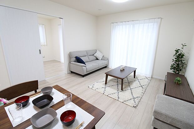 明るく開放感のあるリビング。対面式キッチンは、いつでもご家族を感じられる空間作りの重要ポイントになりそうです。