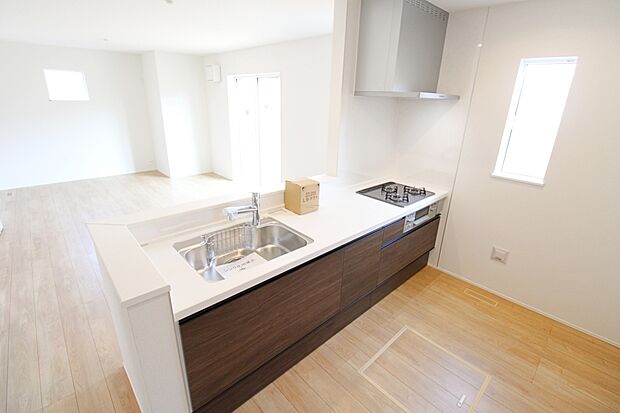 収納力豊富、爽やかなシステムキッチンを用意しております。さっと拭き取るだけで汚れが簡単にとれますので、キッチンスペースをいつでもすっきりとお使い頂けます。