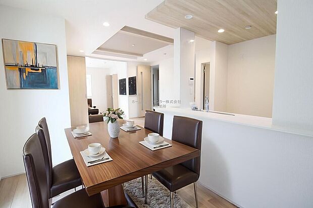 スタイリッシュな印象のリビングです。ホームパーティのお客様が増えても、これだけ広いリビングなら大丈夫♪※家具をCGで加工しています。家具付き販売ではございません。