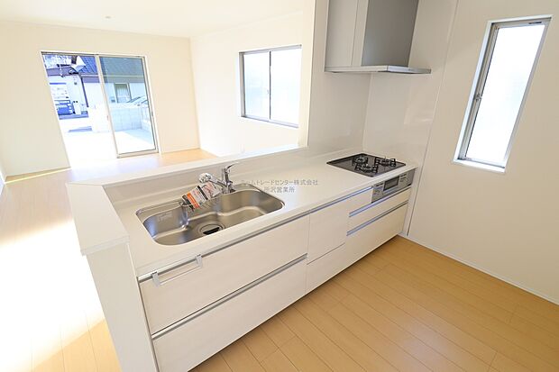 【キッチン】収納力豊富、窓のある、爽やかなシステムキッチンを用意しております。床下収納もございますので、キッチンスペースをいつでもすっきりとお使い頂けます。