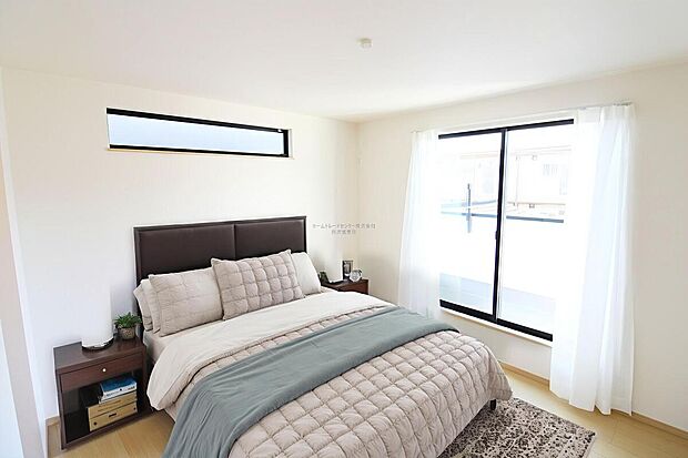 【洋室】2面採光を確保した明るい室内は、風通しも良く、居心地の良い空間となっております。爽やかな風で目を覚ます朝は、快適生活の始まりになりそう。※家具をCGで加工しています。家具付き販売ではございません。