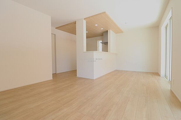 【リビング】家族の会話が弾み、お料理の間も子どもに目配りが出来るカウンターキッチン。家事をしながらリビングで学習するお子様の様子も見られますので、宿題チェックも家事も同時進行しちゃいましょう♪