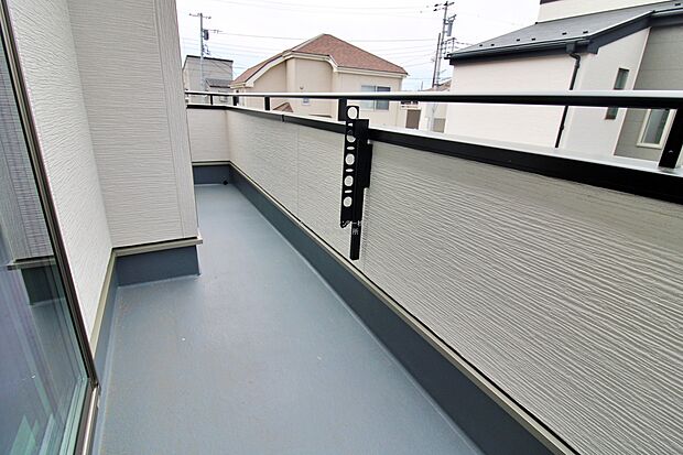 【バルコニー】日当たりのよい広さのあるバルコニー。一度にたくさんの洗濯物を干すことができます。