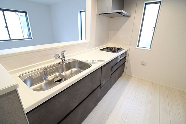 【キッチン】大容量の収納スペースは取り出しやすく、しまいやすいスライドタイプ、大きな鍋などの調理器具や、調味料も出し入れしやすいですね。