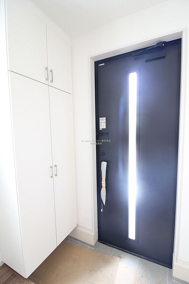 【玄関】お家に出会う人々を迎える玄関だからこそ、広々清潔感あふれる空間にしたいものです。採光・通風にも配慮された設計で毎日明るい空間をキープします♪