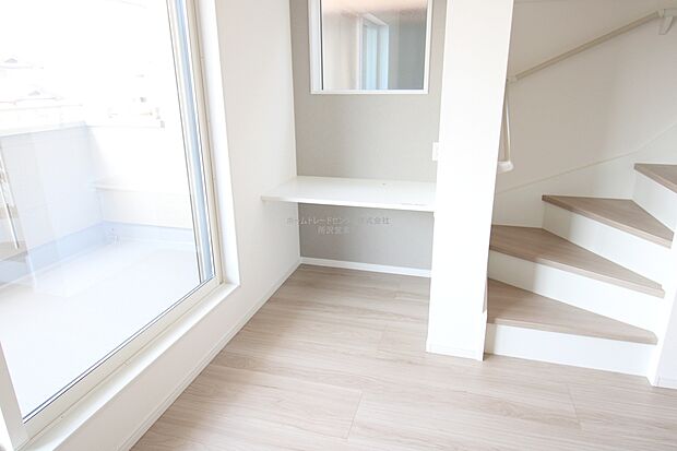 【リビング】リビングの一角にカウンターを設けています。家族の気配を感じながら作業できる空間はリビング学習やテレワークに最適です。