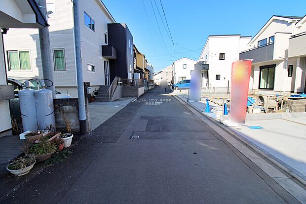 【前面道路含む現地写真】『C号棟』
ひとたび扉を開けばそこに待っているのは上質な空間とマイホームでの新生活をイメージさせる優雅なひととき。「この家なら…」ではなく「ここに住みたい♪」と思う感動をお届けいたします。