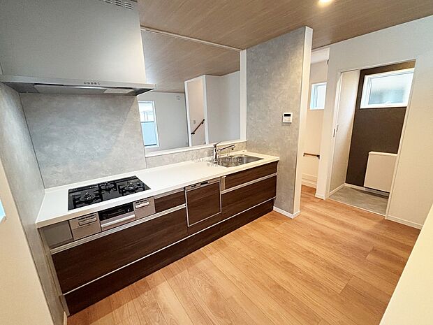 【キッチン】食洗機＆カップボード付き♪収納力豊富、爽やかなシステムキッチンを用意しております。さっと拭き取るだけで汚れが簡単にとれますので、キッチンスペースをいつでもすっきりとお使い頂けます。