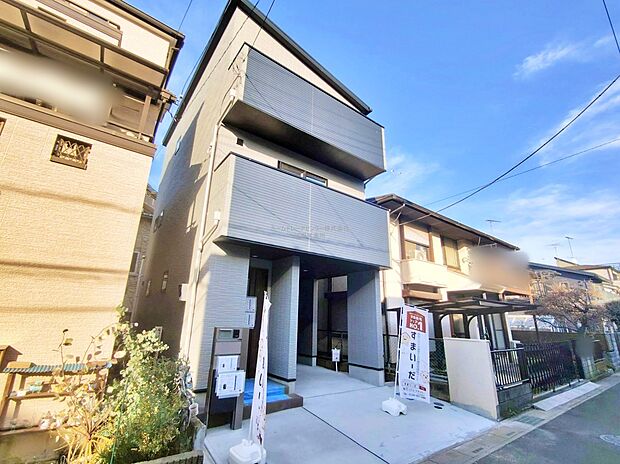 【現地外観写真】３階洋室は４．５帖＋４．５帖のコネクティング仕様。２部屋をつなげて広々と、間仕切りをしめて個室として、フレキシブルにお使いいただける便利な空間です。