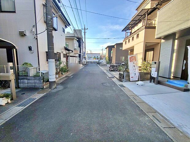 【前面道路含む現地写真】物件の周辺はスーパーやコンビニなどお店が充実しています！お子様連れで気軽にお散歩がてらお買い物に行けます♪小学校まで徒歩９分でお子様の通学も安心の距離。
