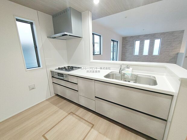 【キッチン】大容量の収納スペースは取り出しやすく、しまいやすいスライドタイプ、大きな鍋などの調理器具や、調味料も出し入れしやすいですね。