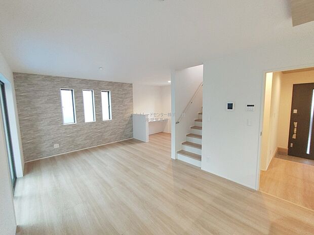 【リビング】ゆとりある空間で開放感があるリビングです♪採光にも優れていて過ごしていて気持ちのいいリビングです！ゆったりとした家族のお時間を。