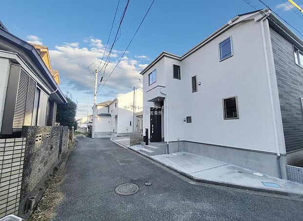 【前面道路含む現地写真】ひとたび扉を開けばそこに待っているのは上質な空間とマイホームでの新生活をイメージさせる優雅なひととき。「この家なら…」ではなく「ここに住みたい♪」と思う感動をお届けいたします。