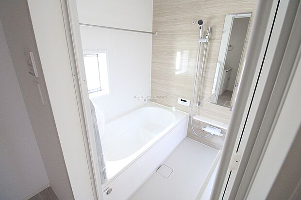 【浴室】浴室は湿気がたまりやすく、換気扇だけではどうしてもカビが出やすいです。窓があるだけでお風呂のカビお掃除がラクラク。