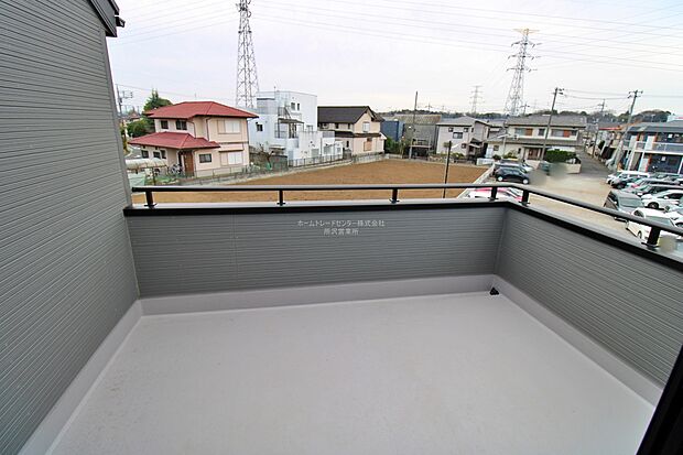 【バルコニー】子どもが小さいと洗濯物が増えがちですが、広いバルコニーでたくさんの洗濯物を干すことができます。