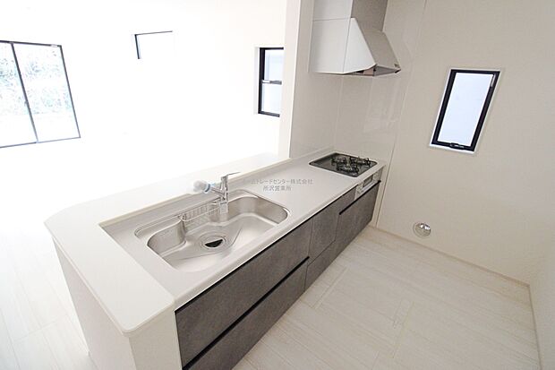 【キッチン】大容量の収納スペースは取り出しやすく、しまいやすいスライドタイプ、大きな鍋などの調理器具や、調味料も出し入れしやすいですね。