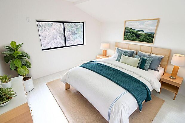 【洋室】大きなベッドを置いても余裕のある広さ!収納完備でお部屋をすっきりとお使いいただけます。お気に入りの空間でくつろぎのひと時をお過ごしください。※家具をCGで加工しています。家具付き販売ではございません。