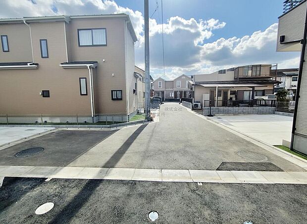 【前面道路含む現地写真】ひとたび扉を開けばそこに待っているのは上質な空間とマイホームでの新生活をイメージさせる優雅なひととき。「この家なら…」ではなく「ここに住みたい♪」と思う感動をお届けいたします。