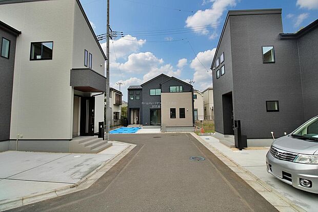 【前面道路含む現地写真】ひとたび扉を開けばそこに待っているのは上質な空間とマイホームでの新生活をイメージさせる優雅なひととき。「この家なら…」ではなく「ここに住みたい♪」と思う感動をお届けいたします。