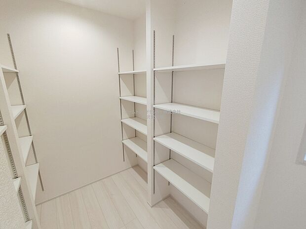 【シューズインクローク】シューズクロークです。中は稼働棚となっており、サンダルから、高さのあるブーツまでご自由に収納可能です。収納力の高いタイプになりますので、外出に必要な物をひとまとめに収納できます。