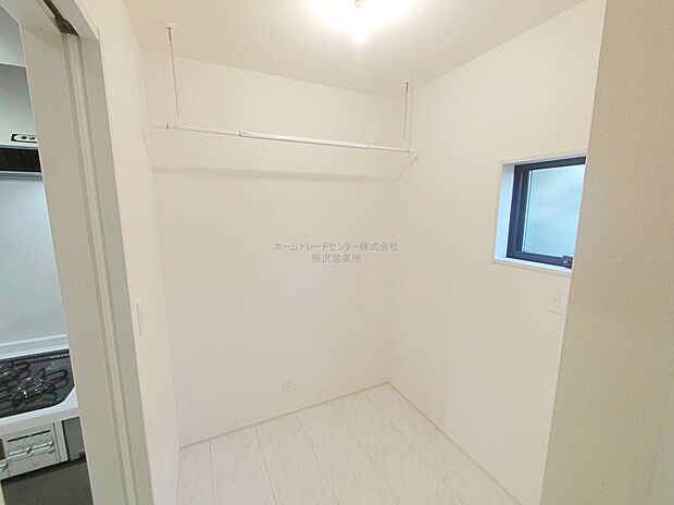 【ランドリールーム】ホスクリーンが備え付けのランドリールーム。雨を気にせず洗濯物を干すことができます。広いスペースなので家事コーナーとして収納として多用途にお使いいただけます。