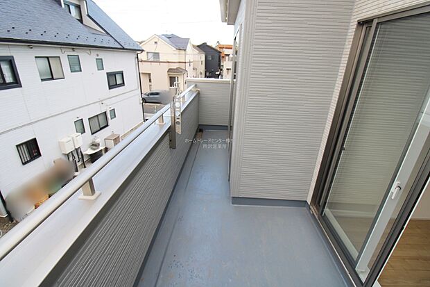 【バルコニー】子どもが小さいと洗濯物が増えがちですが、広いバルコニーでたくさんの洗濯物を干すことができます。