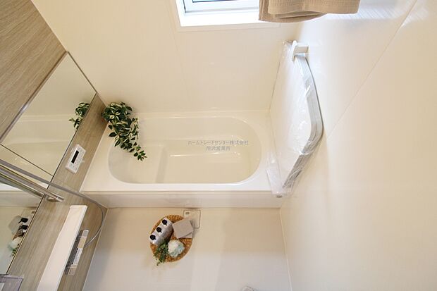 【浴室】毎日の疲れを癒す浴室は１坪タイプです。足を伸ばしてゆっくりとくつろげます。窓があるので、湿気もこもらないのも、うれしいですね♪