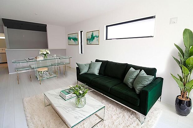 【リビング】明るく開放感のあるリビング。対面式キッチンは、いつでもご家族を感じられる空間作りの重要ポイントになりそうです。※家具をCGで加工しています。家具付き販売ではございません。