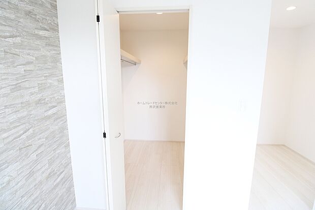 【ウォークインクローゼット】大容量収納の『ウォークインクローゼット』を設置。増えがちな衣類やバッグなどを効率よく収納できます。収納スペースが豊富にあると片付けやすくすっきりしたお住まいになりますね♪