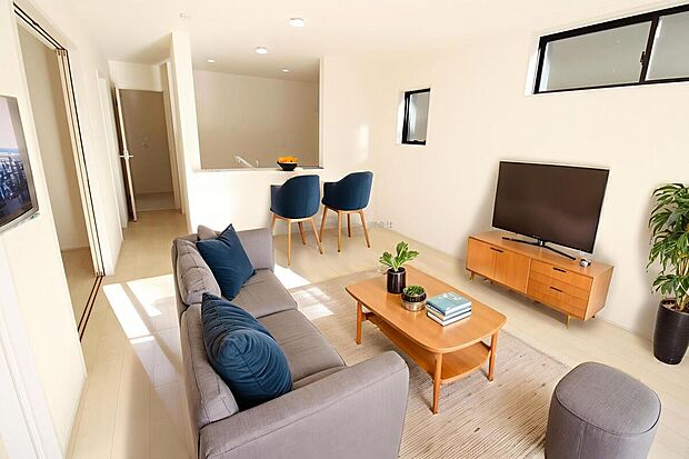 【リビング】広々とした開放感あふれるリビングです。ご家族でインテリアのレイアウトを考えるのも楽しみになりそうです。※家具をCGで加工しています。家具付き販売ではございません。