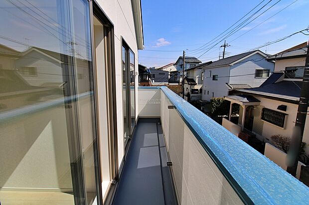 【バルコニー】バルコニーは、洗濯物や布団を干すだけでなく、暖かな陽射しや爽やかな風を存分に取り込み、お部屋に解放感をもたらします☆