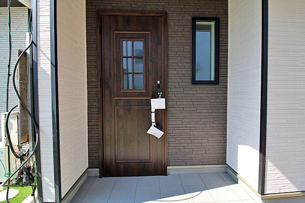 【玄関】訪れる人を優しく迎える、スタイリッシュな玄関。玄関ポーチには屋根がついているので雨などでも玄関前で濡れずにお出かけ準備が出来ます。