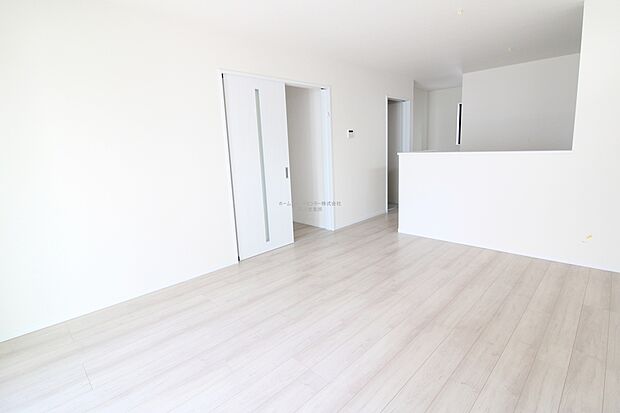 【リビング】仕事、家事、それに育児と忙しく、自分の時間をなかなか取れない毎日。でも、住まいの選び方次第では時間に余裕が生まれ、気持ちもゆったり。趣味だって楽しめるかも♪