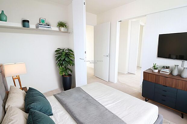 【洋室】日当りの良さは写真でも充分に伝わるかと思いますが、開放感のある周囲にめぐまれたおかげで、風通しもとても良くなっております。※家具をCGで加工しています。家具付き販売ではございません。