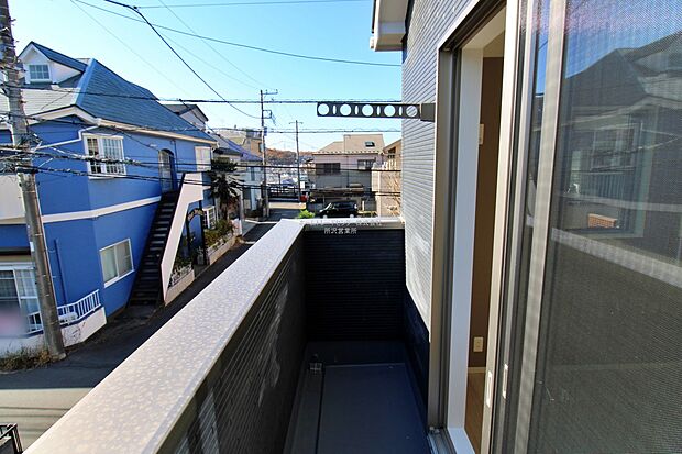 【バルコニー】バルコニーは、洗濯物や布団を干すだけでなく、暖かな陽射しや爽やかな風を存分に取り込み、お部屋に解放感をもたらします☆