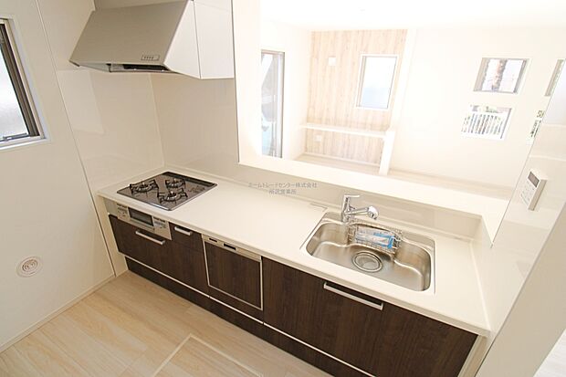 【キッチン】収納力豊富、爽やかなシステムキッチンを用意しております。さっと拭き取るだけで汚れが簡単にとれますので、キッチンスペースをいつでもすっきりとお使い頂けます。
