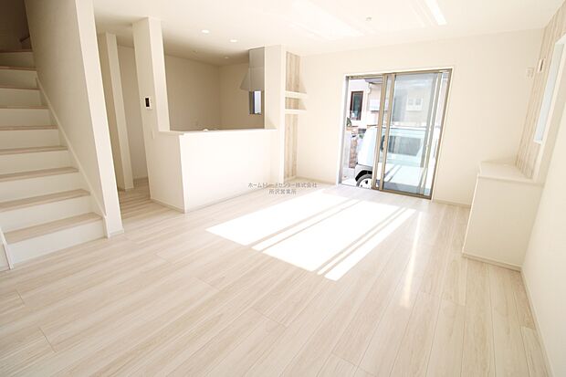 【リビング】ここにはみんなが集い、食事と楽しい会話が始まる。話に夢中になりすぎて、ついつい時を忘れ時間が過ぎてしまう。そんな束の間の幸せを感じさせてくれる場所となることでしょう