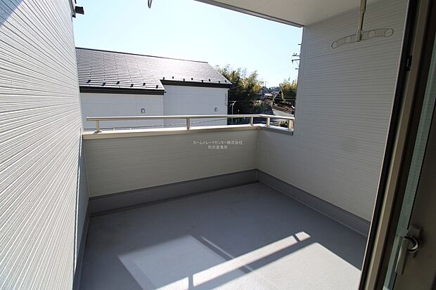 【バルコニー】子どもが小さいと洗濯物が増えがちですが、広いバルコニーでたくさんの洗濯物を干すことができます。