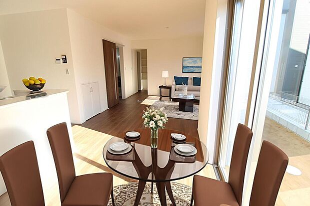 【リビング】広々とした開放感あふれるリビングです。ご家族でインテリアのレイアウトを考えるのも楽しみになりそうです。※家具をCGで加工しています。家具付き販売ではございません。