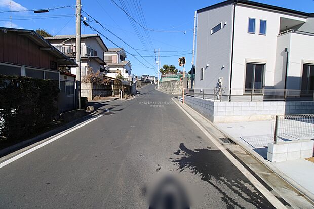 【前面道路含む現地写真】『１・３・４号棟』
ひとたび扉を開けばそこに待っているのは上質な空間とマイホームでの新生活をイメージさせる優雅なひととき。「この家なら…」ではなく「ここに住みたい♪」と思う感動をお届けいたします。
